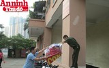 Hình ảnh đẹp bình dị của đoàn viên CAND khi cùng vệ sinh môi trường với người dân