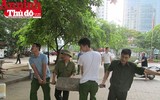 Hình ảnh đẹp bình dị của đoàn viên CAND khi cùng vệ sinh môi trường với người dân