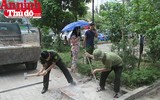 Hình ảnh đẹp bình dị của đoàn viên CAND khi cùng vệ sinh môi trường với người dân