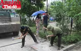 Hình ảnh đẹp bình dị của đoàn viên CAND khi cùng vệ sinh môi trường với người dân