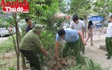 Hình ảnh đẹp bình dị của đoàn viên CAND khi cùng vệ sinh môi trường với người dân