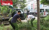Hình ảnh đẹp bình dị của đoàn viên CAND khi cùng vệ sinh môi trường với người dân