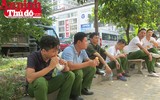 Hình ảnh đẹp bình dị của đoàn viên CAND khi cùng vệ sinh môi trường với người dân