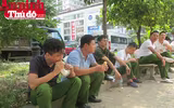 Hình ảnh đẹp bình dị của đoàn viên CAND khi cùng vệ sinh môi trường với người dân