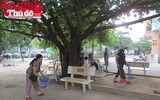 Hình ảnh đẹp bình dị của đoàn viên CAND khi cùng vệ sinh môi trường với người dân