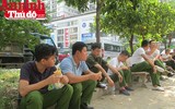 Hình ảnh đẹp bình dị của đoàn viên CAND khi cùng vệ sinh môi trường với người dân