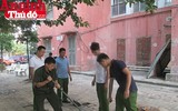 Hình ảnh đẹp bình dị của đoàn viên CAND khi cùng vệ sinh môi trường với người dân