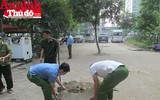 Hình ảnh đẹp bình dị của đoàn viên CAND khi cùng vệ sinh môi trường với người dân