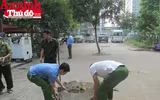 Hình ảnh đẹp bình dị của đoàn viên CAND khi cùng vệ sinh môi trường với người dân