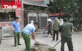 Hình ảnh đẹp bình dị của đoàn viên CAND khi cùng vệ sinh môi trường với người dân