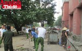 Hình ảnh đẹp bình dị của đoàn viên CAND khi cùng vệ sinh môi trường với người dân