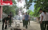 Hình ảnh đẹp bình dị của đoàn viên CAND khi cùng vệ sinh môi trường với người dân