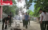 Hình ảnh đẹp bình dị của đoàn viên CAND khi cùng vệ sinh môi trường với người dân