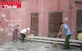 Hình ảnh đẹp bình dị của đoàn viên CAND khi cùng vệ sinh môi trường với người dân