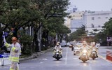 Cảnh sát phân luồng xe APEC dưới mưa