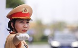 Cảnh sát phân luồng xe APEC dưới mưa