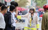 Cảnh sát phân luồng xe APEC dưới mưa