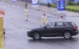 Cảnh sát phân luồng xe APEC dưới mưa