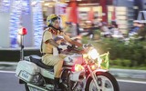 Cảnh sát phân luồng xe APEC dưới mưa