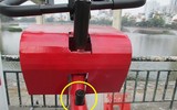Xe đạp lọc nước ở hồ Hoàng Cầu bị 