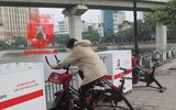 Xe đạp lọc nước ở hồ Hoàng Cầu bị 