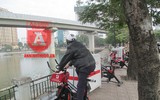 Xe đạp lọc nước ở hồ Hoàng Cầu bị 