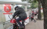 Xe đạp lọc nước ở hồ Hoàng Cầu bị 