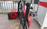Xe đạp lọc nước ở hồ Hoàng Cầu bị 