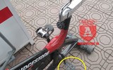 Xe đạp lọc nước ở hồ Hoàng Cầu bị 