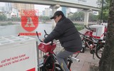 Xe đạp lọc nước ở hồ Hoàng Cầu bị 