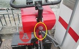 Xe đạp lọc nước ở hồ Hoàng Cầu bị 