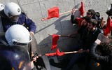 [Ảnh] Cảnh xung đột giữa người biểu tình và cảnh sát ở Athens