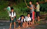 Hình ảnh xót lòng về những con đường tới trường gian nan trên khắp thế giới (1)