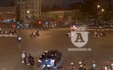 Ảnh hiện trường tan nát vụ xe máy bị ô tô bán tải kéo lê hàng trăm mét