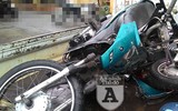 Ảnh hiện trường tan nát vụ xe máy bị ô tô bán tải kéo lê hàng trăm mét