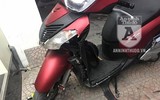 [ẢNH] Chiếc xe máy SH bị dập vỡ sau màn phá hoại của thanh niên càn quấy