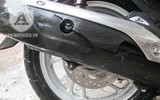 [ẢNH] Chiếc xe máy SH bị dập vỡ sau màn phá hoại của thanh niên càn quấy