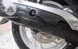 [ẢNH] Chiếc xe máy SH bị dập vỡ sau màn phá hoại của thanh niên càn quấy