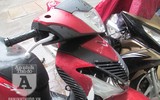 [ẢNH] Chiếc xe máy SH bị dập vỡ sau màn phá hoại của thanh niên càn quấy