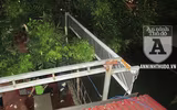 [ẢNH] Toàn cảnh vụ cảnh sát quật ngã đối tượng giang hồ cầm 2 dao nhọn cố thủ