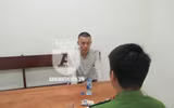 [ẢNH] Toàn cảnh vụ cảnh sát quật ngã đối tượng giang hồ cầm 2 dao nhọn cố thủ