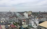 [ẢNH] Nắng nóng cao độ, càng ngột ngạt vì bị xả khói độc hại