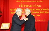 Hình ảnh về Tổng Bí thư Nguyễn Phú Trọng và nguyên Tổng Bí thư Đỗ Mười