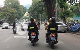 [ẢNH] Nữ cảnh sát Cơ động đặc nhiệm tuần tra trên phố, xử lý vi phạm