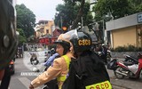 [ẢNH] Nữ cảnh sát Cơ động đặc nhiệm tuần tra trên phố, xử lý vi phạm
