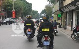 [ẢNH] Nữ cảnh sát Cơ động đặc nhiệm tuần tra trên phố, xử lý vi phạm
