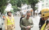 [ẢNH] Nữ cảnh sát Cơ động đặc nhiệm tuần tra trên phố, xử lý vi phạm