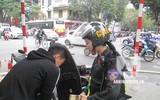 [ẢNH] Nữ cảnh sát Cơ động đặc nhiệm tuần tra trên phố, xử lý vi phạm