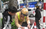 [ẢNH] Nữ cảnh sát Cơ động đặc nhiệm tuần tra trên phố, xử lý vi phạm