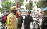 [ẢNH] Nữ cảnh sát Cơ động đặc nhiệm tuần tra trên phố, xử lý vi phạm